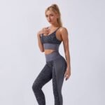 Snake pattern seamless sports yoga set - Image 4